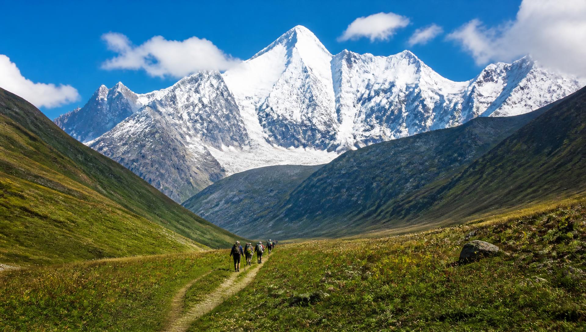 Dolina pod masywem Shkhary w drodze do Ushguli