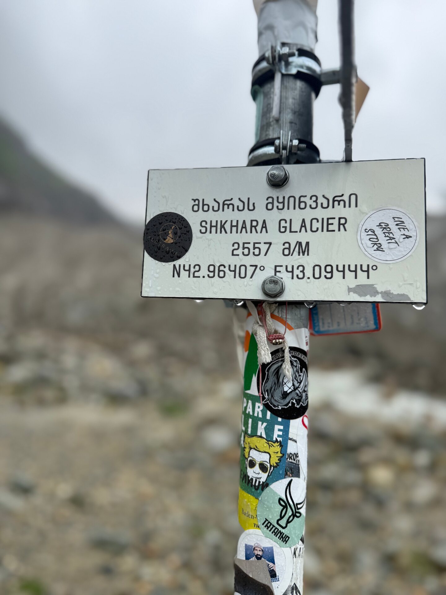 Tabliczka szlakowa Shkhara Glacier 2557 m n.p.m.