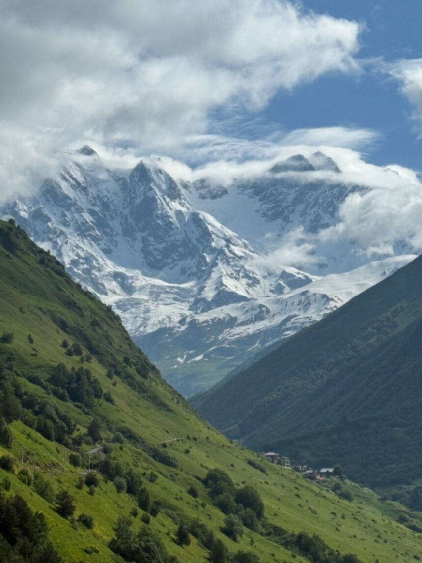 Masyw Shkhary nad doliną w Swanetii